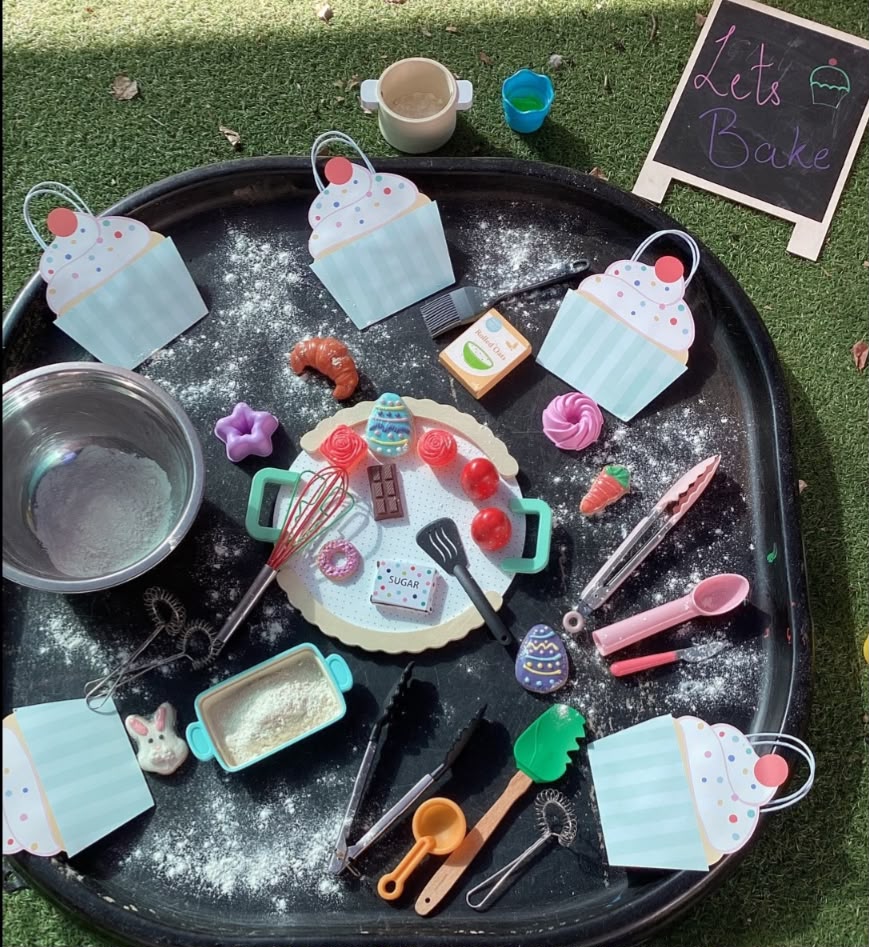 “Let’s bake” sensory tray with flour, whisks and play cupcakes